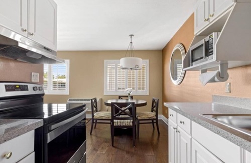 Corte Madera Hotel | Restful Suite | Kitchen | Outdoor Pool | Free Parking | Courtyard | BBQ Area