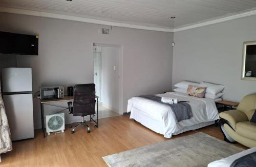 Vanderbijlpark House | Retro Guesthouse