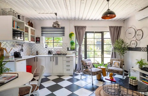 Centurion House | Retro-vintage New Yorker Apartment in Centurion