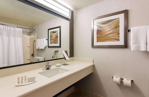 Emeryville Hotel | Revel in the Lap of Luxury! Minutes from Emeryville Community Organic Garden