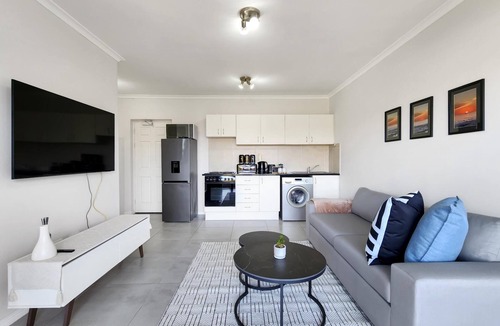 Rondebosch Apartment | Rivers Edge Apartment in Rondebosch with Balcony