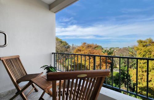 Rondebosch Apartment | Rivers Edge Apartment in Rondebosch with Balcony