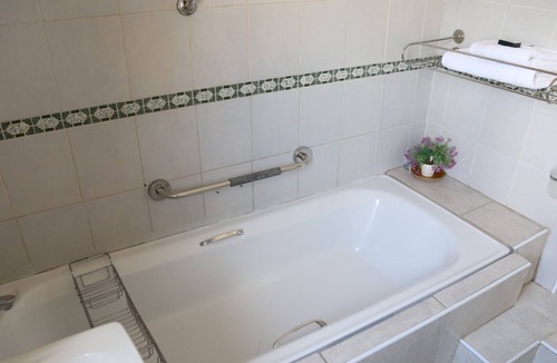 Mmabatho House | Roba Monakedi Guest Lodge