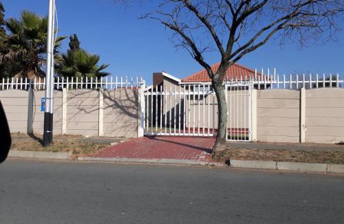 Greater Johannesburg Metropolitan Area House | Robertsham (Halaal) Self Catering Cottages
