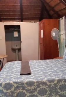 Ethekwini Apartment | Robin's Thatch Studio- bush camp in the suburbs-sleeps 2