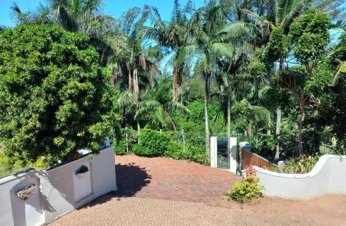 Umhlali Beach Bed & Breakfast | Rock Fig Suite - Villa Roc Guesthouse