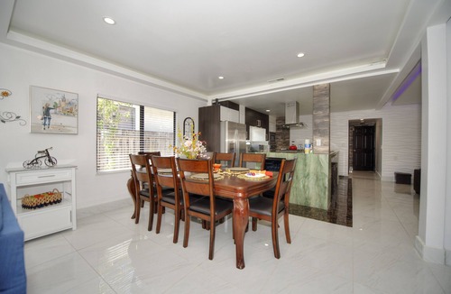 Burbank House | Romantic 5bd/3ba Single Family House, Central Silicon Valley!