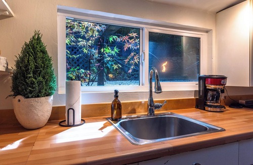Guerneville Cabin | Romantic Getaway in Guerneville! Fire Table & Hot Tub~Dog-Friendly-Black Nest