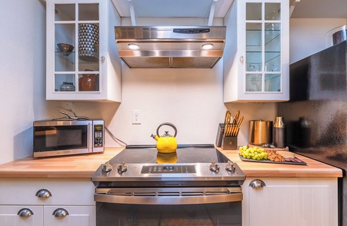 Guerneville Cabin | Romantic Getaway in Guerneville! Fire Table & Hot Tub~Dog-Friendly-Black Nest
