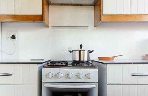 Broederstroom Cottage | Romantic Stone Cottage overlooking the mountains.