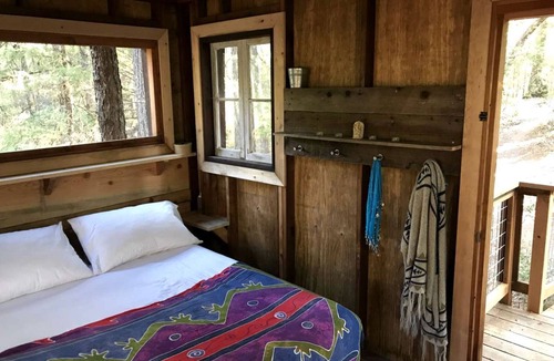 Cobb RV Rental | Romantic Tree House in a Towering Forest Trees near Pine Grove, California