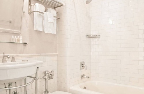 Goose Hollow Hotel | Romantic Vintage Style Retreat | 0.5 mi to Portland Art Museum | Pet Friendly