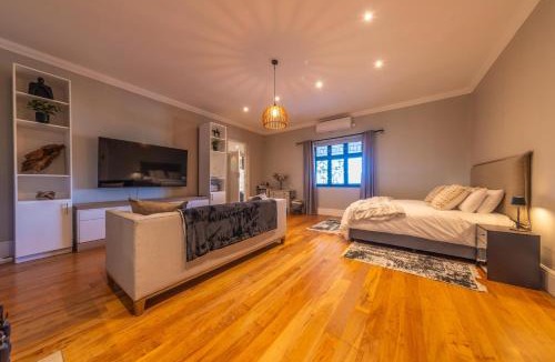 Simondium House | Room 1 - LEO Sky Guest House