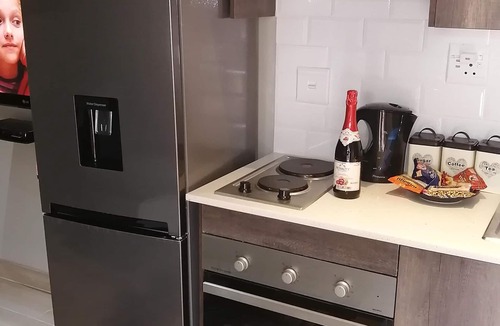 Kempton Park House | Room in B&B - Immaculate and Beautiful Chalet - Fully Equipped