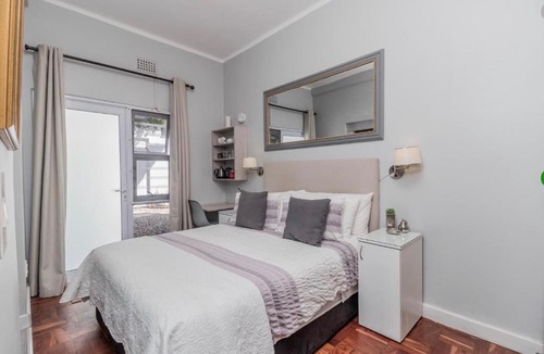 Green Point House | Room with en-suite bathroom in family home Green Point
