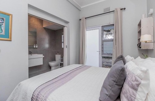 Green Point House | Room with en-suite bathroom in family home Green Point