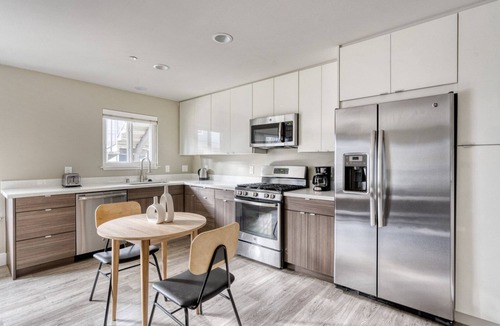 Campbell Apartment | Roomy Campbell 1BR w/Gym, Pool & Hot Tub, walk to WF & TJ, by Blueground