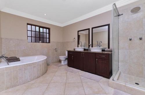 Houghton Estate Apartment | Rose Road Manor - Guest suite