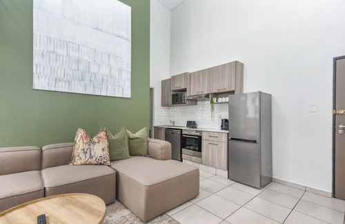 Parkwood Apartment | Rosebank's Finest: 2-Bedroom Penthouse Living