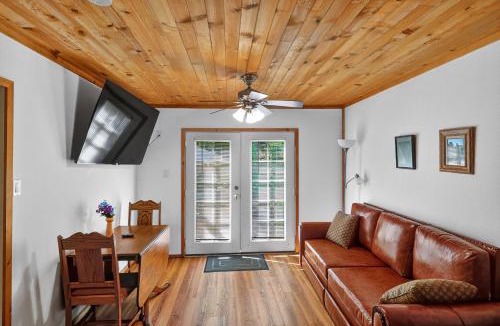 Cobb Hotel | Rouge Cobb Mountain Hotel - Cabin 2