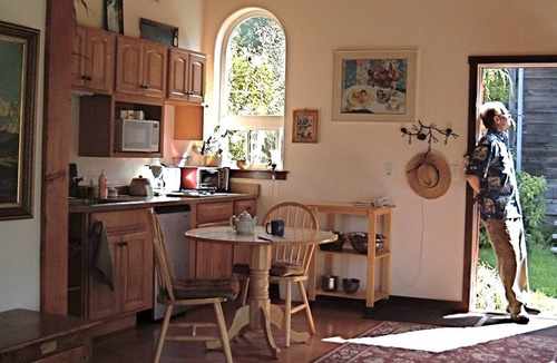 Albion Cottage | Rural Vacation Cottage near the Coast and the Town of Albion in Northern California