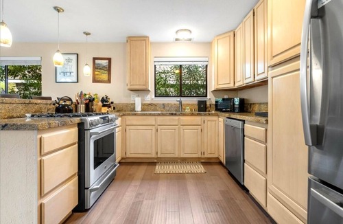 Guerneville House | Russian Riverfront Playcation! Dock~Hot Tub~Game Room~Dogs OK! Lily Pad