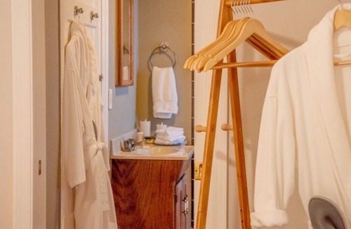 Central San Mateo House | Rustic Craftsman Room near CalTrain