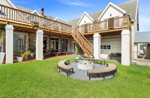 Helderberg Rural House | Rustic Farmhouse Retreat with Wood-Fire Hot Tub by Host Agents