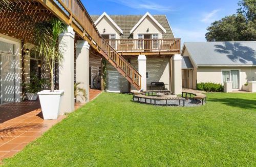Helderberg Rural House | Rustic Farmhouse Retreat with Wood-Fire Hot Tub by Host Agents