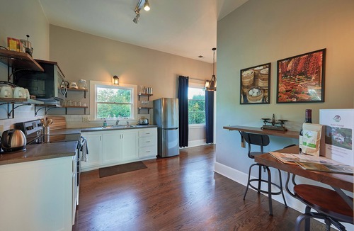 Carlton Cottage | Ruth's Cottage: Cozy Farmhouse in Downtown Carlton