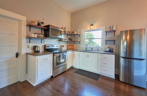 Carlton Cottage | Ruth's Cottage: Cozy Farmhouse in Downtown Carlton