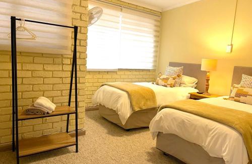 Kempton Park Hotel | Safari Club Guest Lodge OR Tambo International Airport