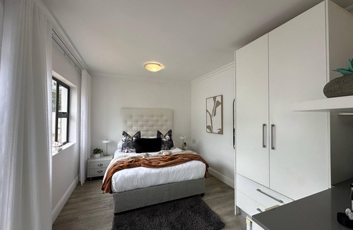 Tokai Bed & Breakfast | Sage Self-catering Room - 2 On Lismore Guesthouse