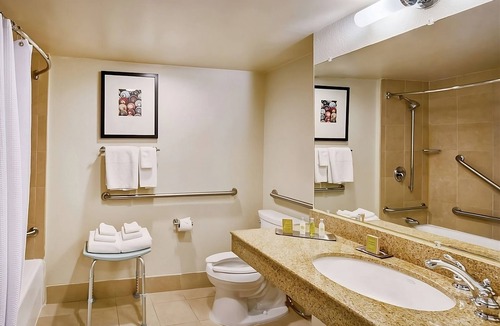 Berkeley Hotel | San Francisco Bay Retreat near UC Berkeley | Pool + Free Parking