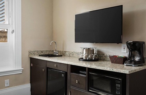 Lower Nob Hill Resort | San Francisco | Couples City Stay | Wi-Fi + Gym