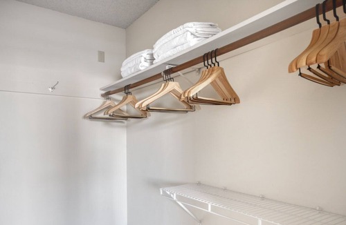 Central San Mateo Apartment | San Mateo 2BR w/ W/D, BBQ & Pool, near Caltrain