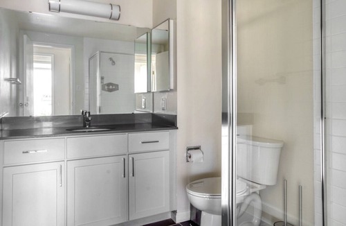 Central San Mateo Apartment | San Mateo 2BR w/ W/D, BBQ & Pool, near Caltrain