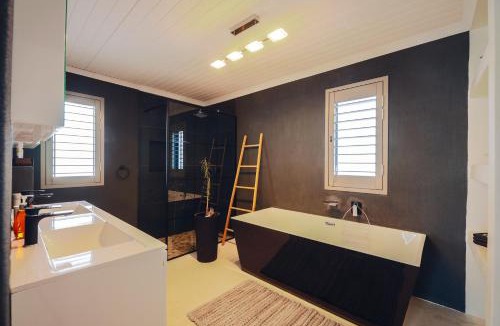 Jacobs Bay House | Sandals & Seashells
