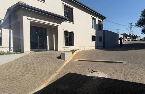 Greater Johannesburg Metropolitan Area Apartment | Sandton 2-Bed with Garden near Sandton City & Gautrain. For Business & Leisure.