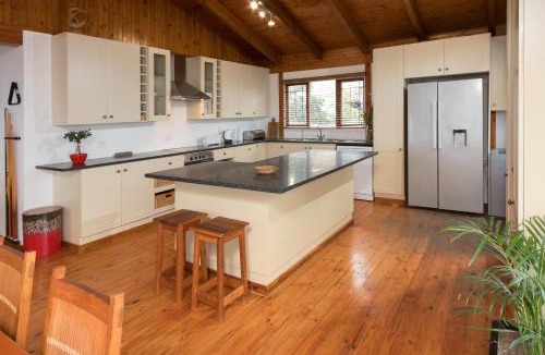 Wavecrest House | Sandy's Spot: sunny pet-friendly house with a pool