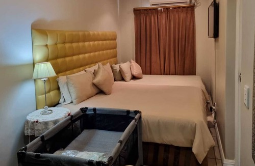 Rondebosch East Bed & Breakfast | Savoy Lodge - room with Breakfast included!