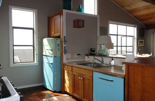 Stinson Beach House | SEA BLUE: 2ND FROM BEACH, 2 Primary Bedrooms, 2 Bathrooms & 3 Balconies SLEEPS 8