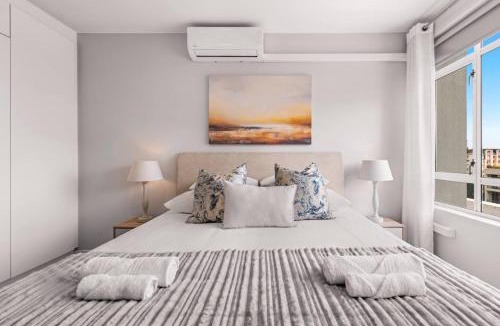 Sea Point Apartment | Sea-Facing Apartment at Adelphi Galleria