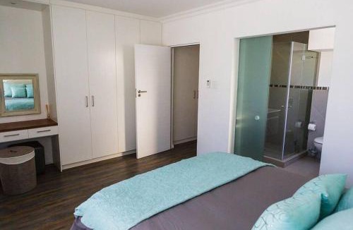 Sea Point Apartment | Sea Point 2-Bed Close to Beach and Cafes