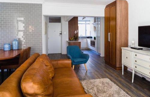 Sea Point Apartment | Sea Point 2-Bed Close to Beach and Cafes