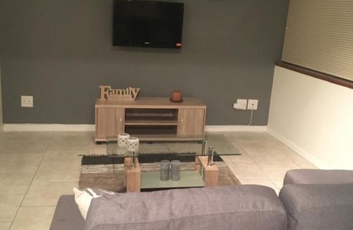 Three Anchor Bay Apartment | Sea point Promenade Self Catering Apartment ideally located to all Cape Town Attractions ! Walking distance to V&A waterfront and shops, restaurants , parks