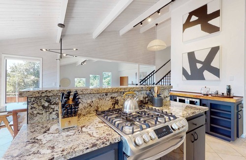 Sea Ranch House | Sea Ranch 3BR luxe home with hot tub, ocean glimpses & yoga space