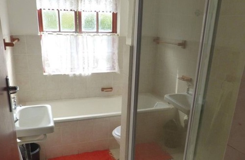 Margate Beach House | Sea Spray - Beautiful private Unit with swimming pool