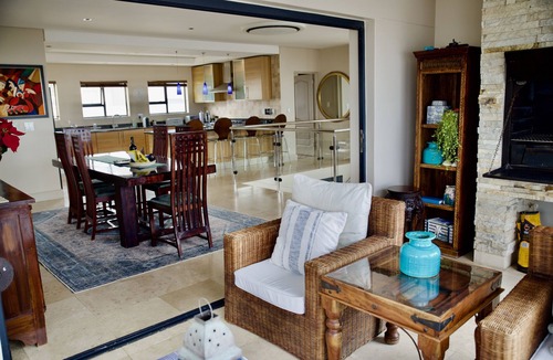 Bloubergstrand Villa | Sea, Sunshine, Sunsets, Table Mountain, No Loadshedding (Off The Grid)