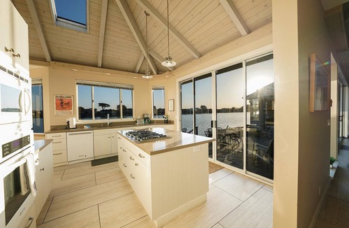 Stinson Beach House | Seadrift Lagoon Retreat w/Hot Tub & Deck